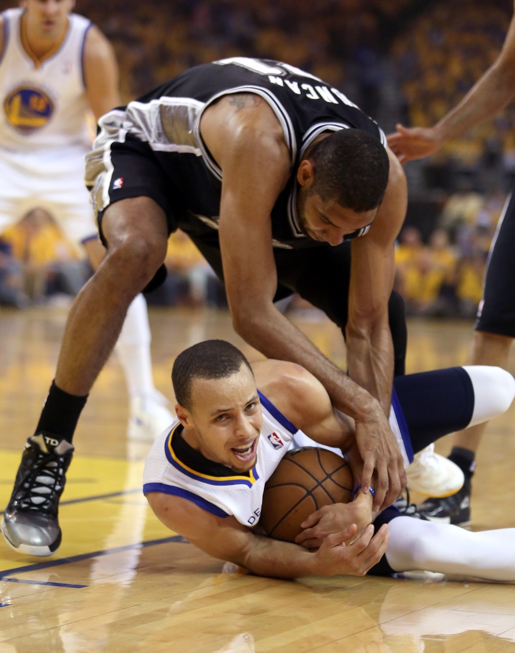 开云体育入口-下场准备超邓肯！库里替补4记三分贡献17分5板2助1断